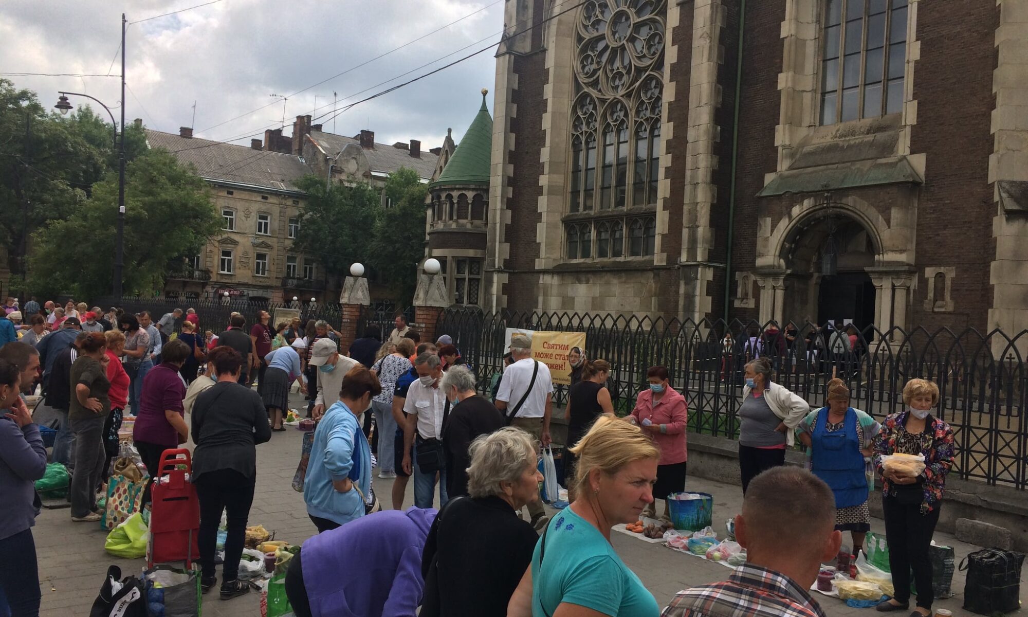 Ще один крок і базар увійде до святині: у Львові священник скаржиться на торгівлю біля церкви (ФОТО)